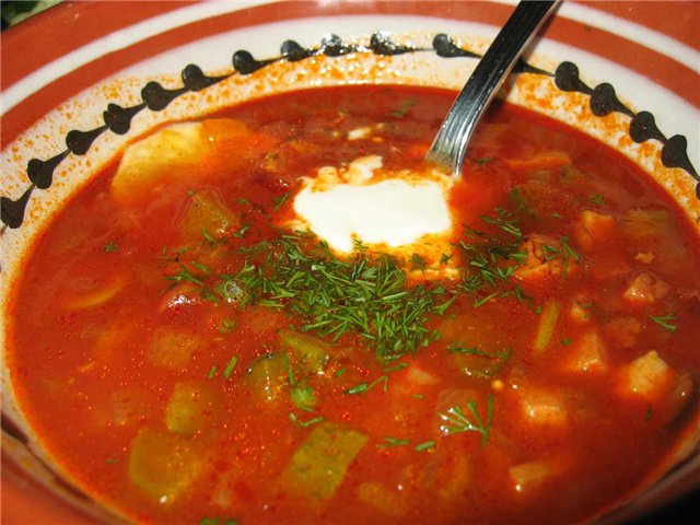 томатный суп с пельменями